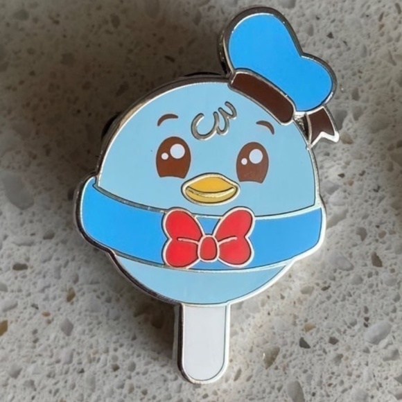 Disney Donald Duck Lollipop Munchlings Series 1 Mystery Box Trading Pin - Picture 1 of 1